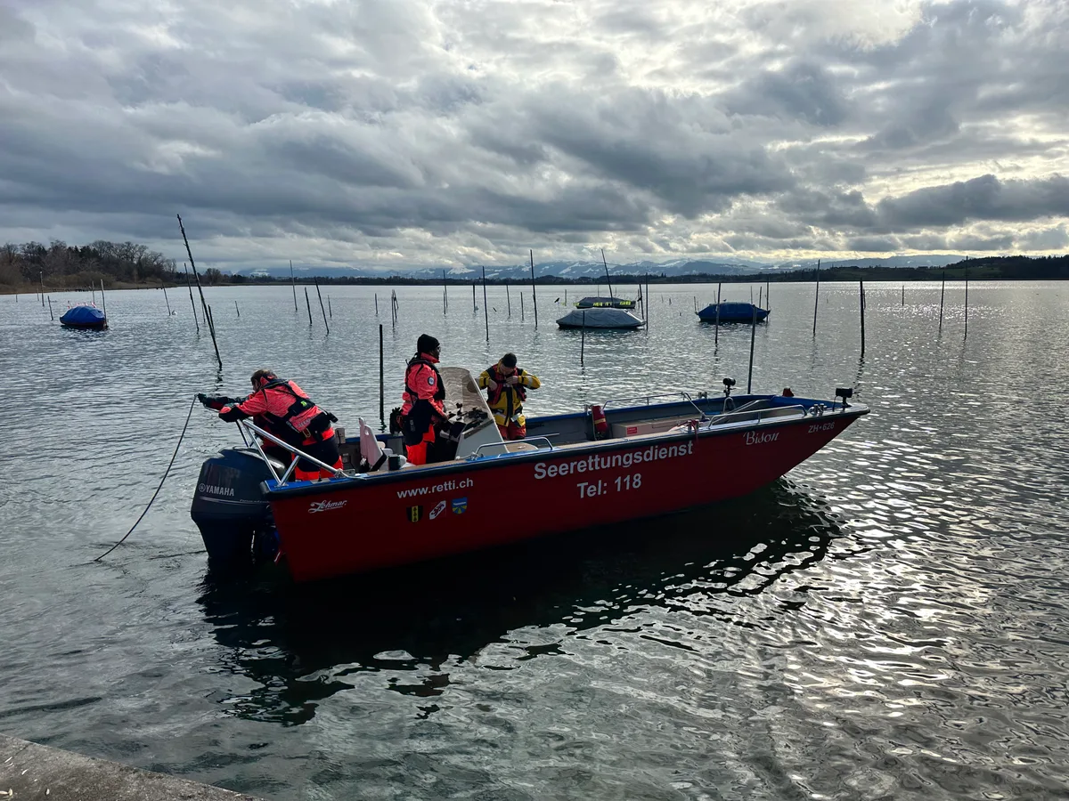 Die Feuerwehr Pfäffikon stand am Sonntag, 27. November 2023, wegen einer Gewässerverschmutzung im Pfäffikersee im Einstz.